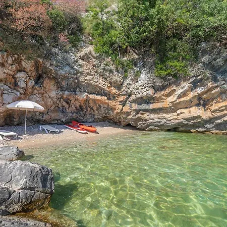 And Milos Apartman