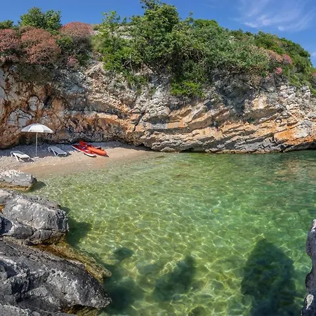 And Milos Apartman