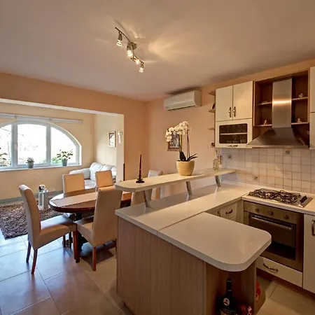 And Milos Apartman
